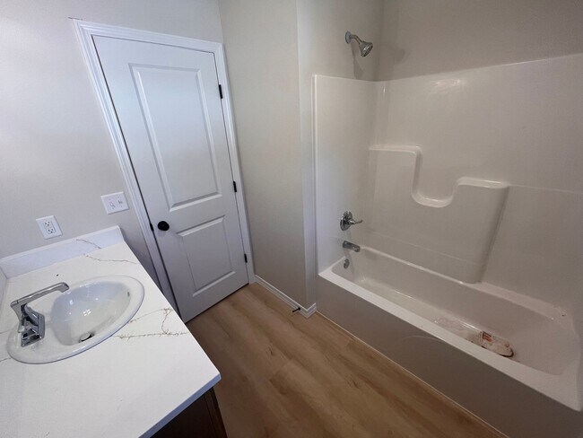 Building Photo - Beautiful, brand-new, 4-bedroom, 2-bath home in Nixa with a 3-car garage.