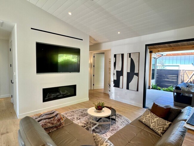 Building Photo - 1910 Raymond Ln