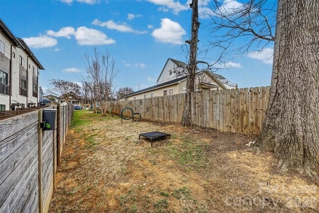 Building Photo - 840 E 18th St