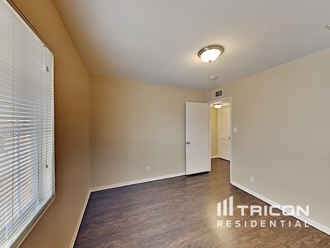 Building Photo - 6112 Granada Cir