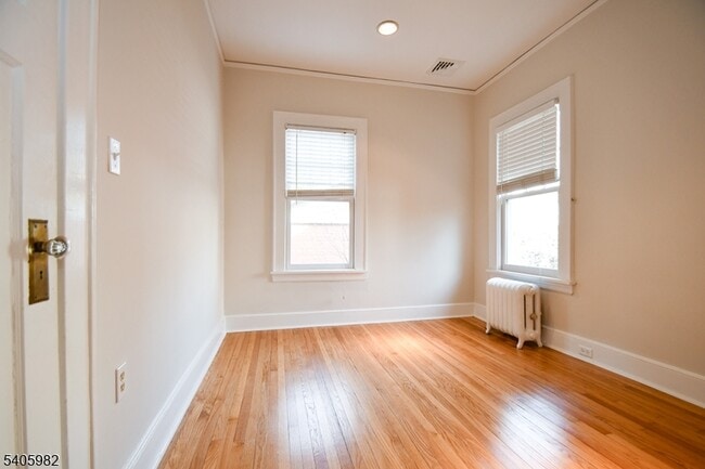 Building Photo - 133 Pine Grove Ave