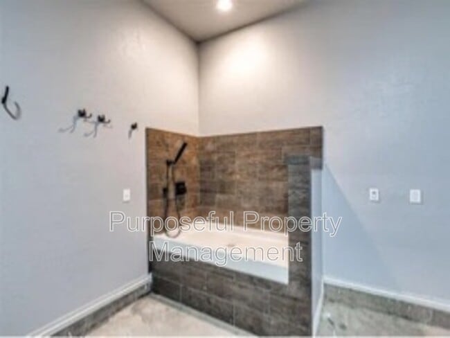 Building Photo - 115 Weaver Rd