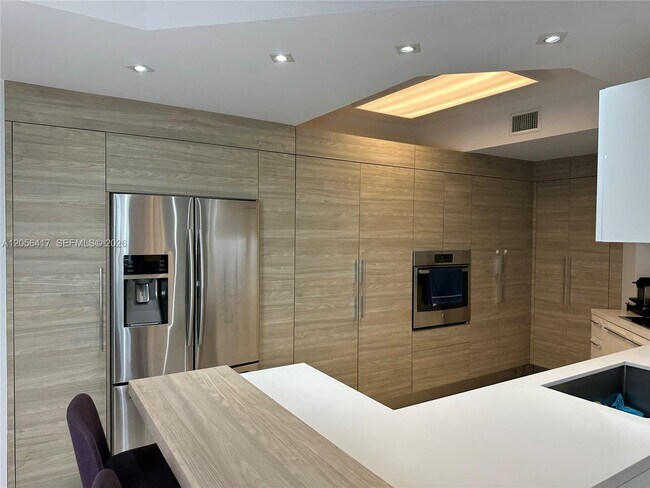 Building Photo - 888 Brickell Key Dr