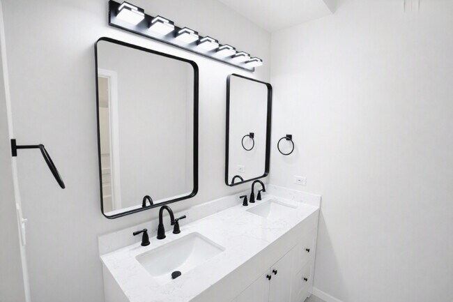 Building Photo - 2271 Reflections Dr