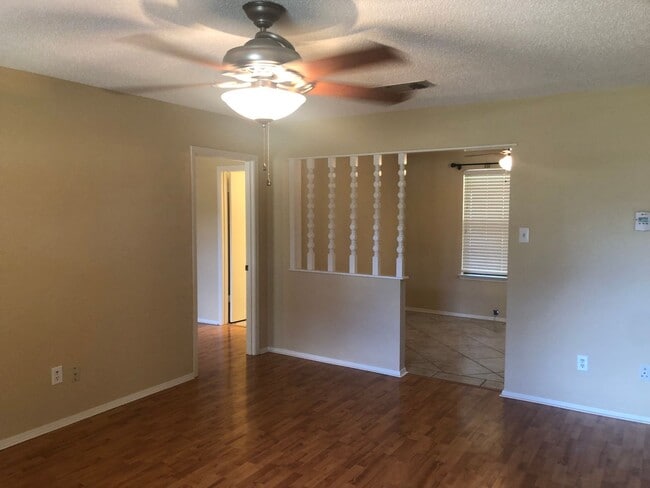 Building Photo - 2 Bedroom Single Family