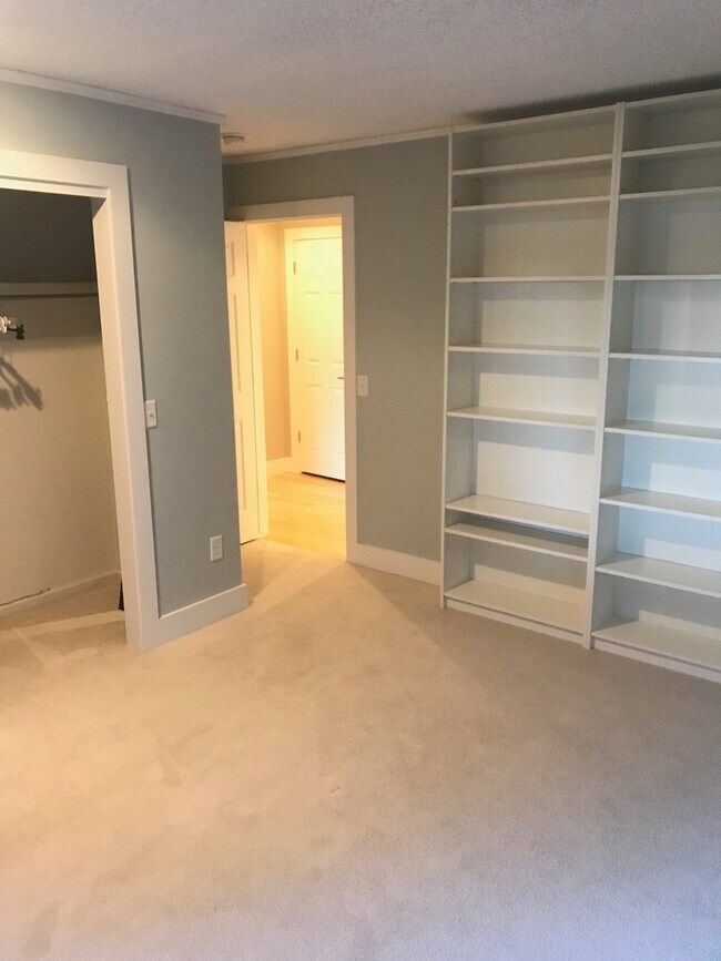 Building Photo - Updated 2 bed 2 bath Plus Office (Or Third...