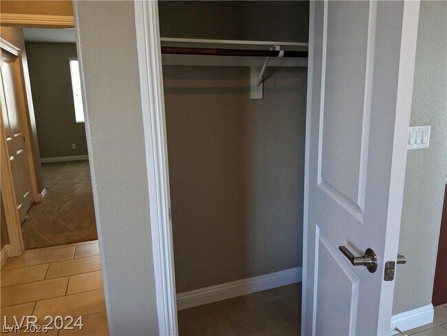 Building Photo - 909 Old Creek Way