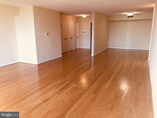 Building Photo - 1101 S Arlington Ridge Rd