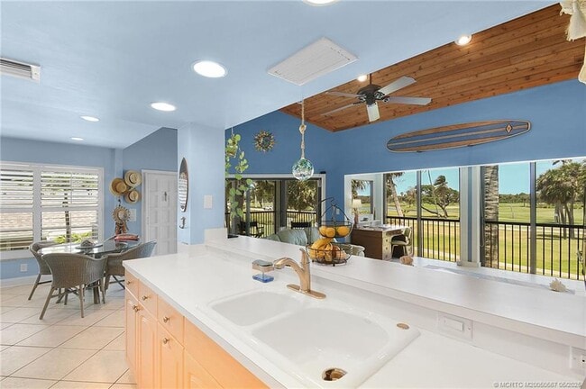 Building Photo - 324 Golfview Cir