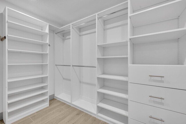 Building Photo - Waterbridge Stunner