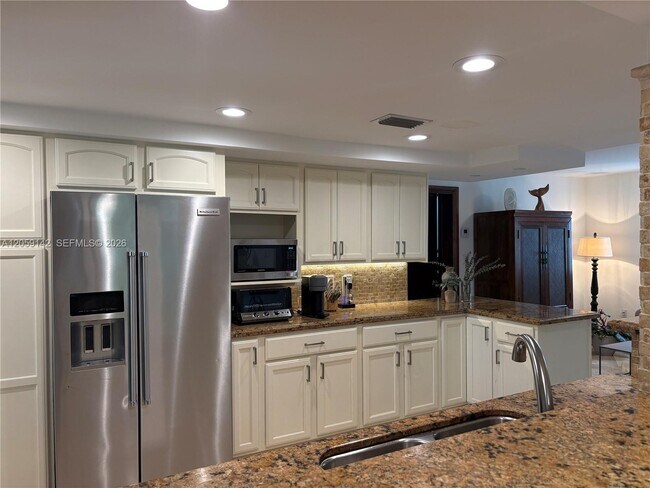Building Photo - 6610 SW 104th Ct