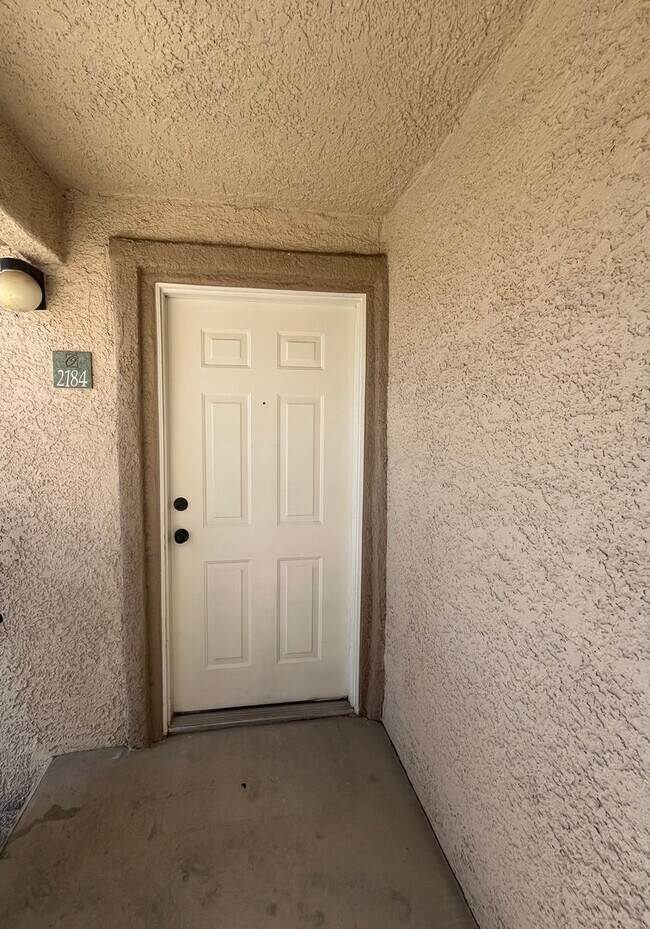 Building Photo - 2 bed, 2 bath condo located in gated community w/lush landscaping, 2 pools, spas, BBQ areas & clu...