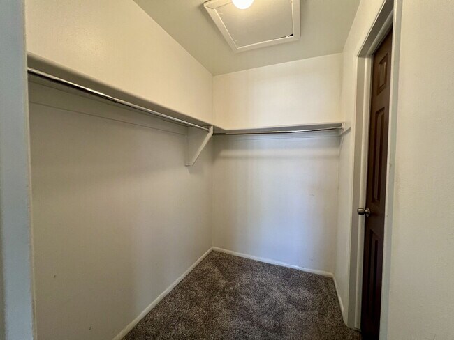 Building Photo - 2567 Rainbow Dr
