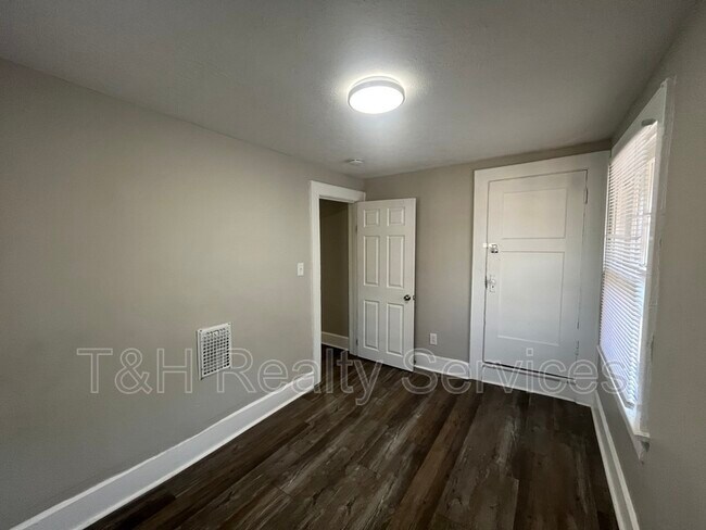 Building Photo - 4926 E New York St