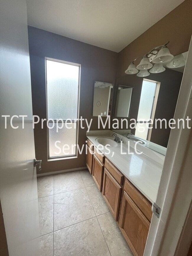 Building Photo - Spacious 3 Bedroom on Cul-de-Sac!