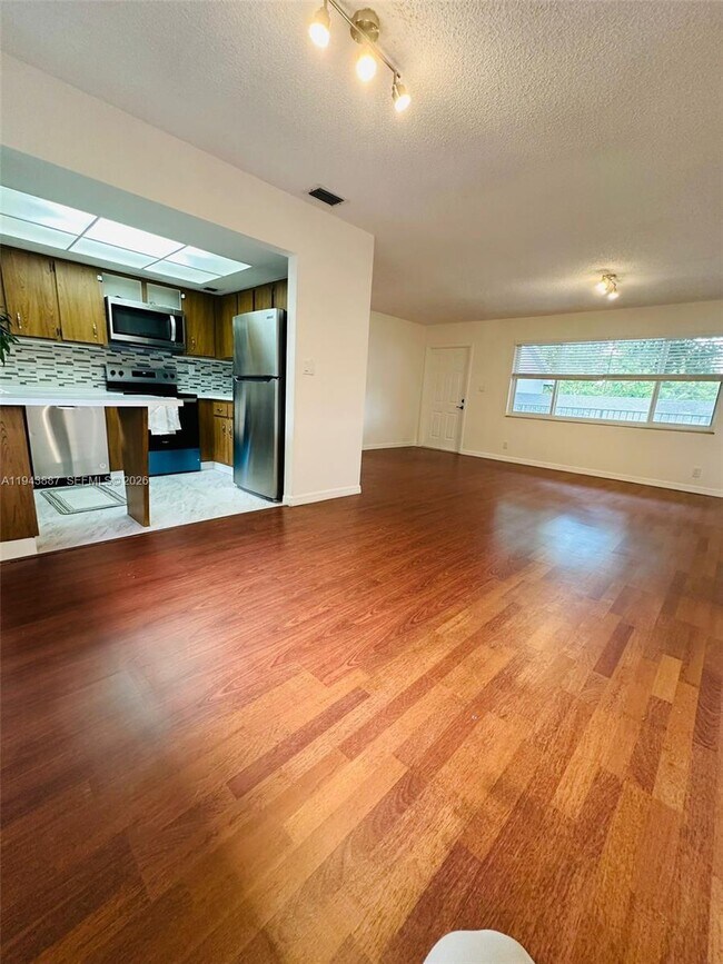 Building Photo - 414 SE 14th St