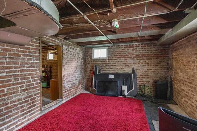 Building Photo - 3 Bedroom; 2 Bathroom near Hanscom Park!