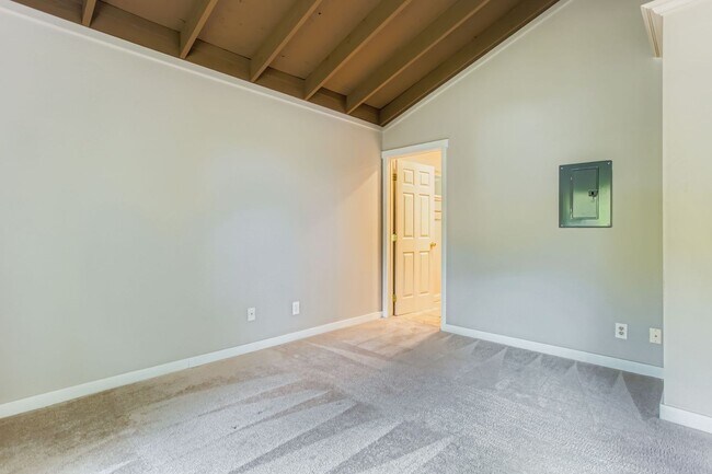 Building Photo - Nicely updated 1 bed 1 bath condo for rent in Sylvan Heights