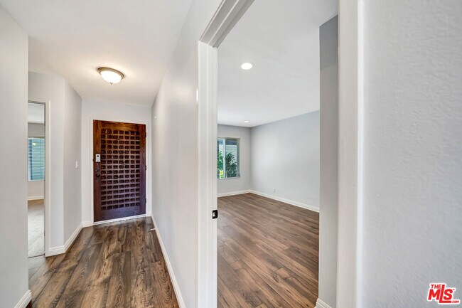 Building Photo - 3606 Vista Rey
