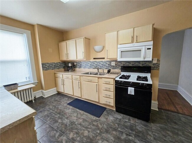 Building Photo - 224 S Pacific Ave