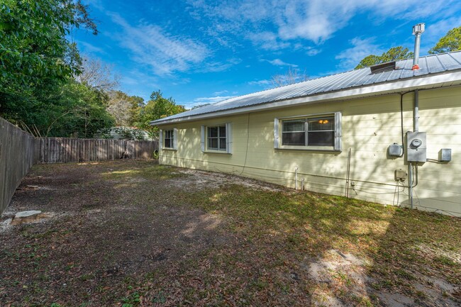 Building Photo - Great home close to the water!