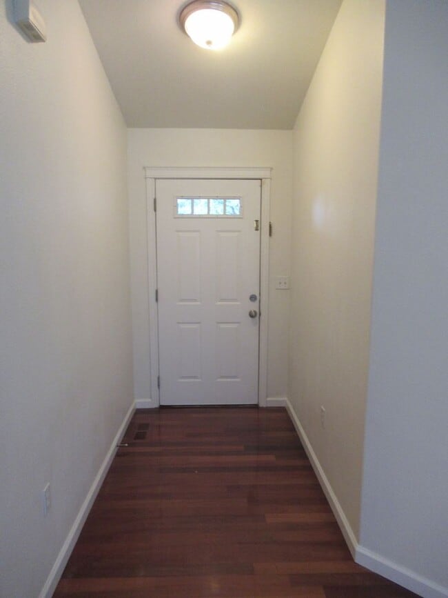 Building Photo - Large Four Bedroom in South Salem