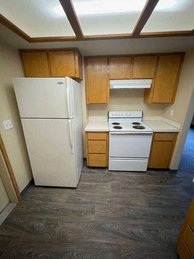 Building Photo - 00720-1096/1098 W. Regis St.