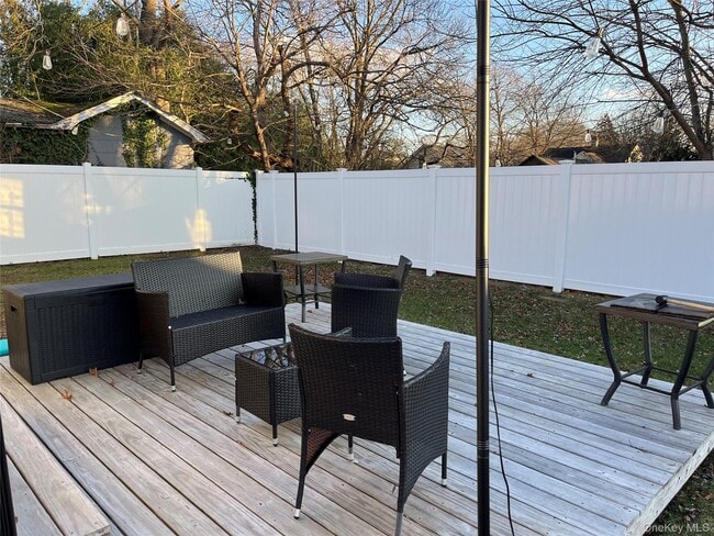 Building Photo - 210 E Lakewood St