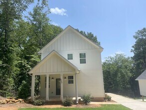 Building Photo - AVAILABLE AUGUST 2026!