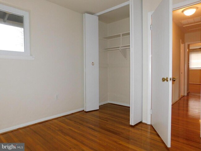 Building Photo - 6421 Earlham Dr