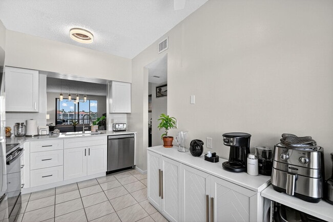 Building Photo - 6193 Pointe Regal Cir
