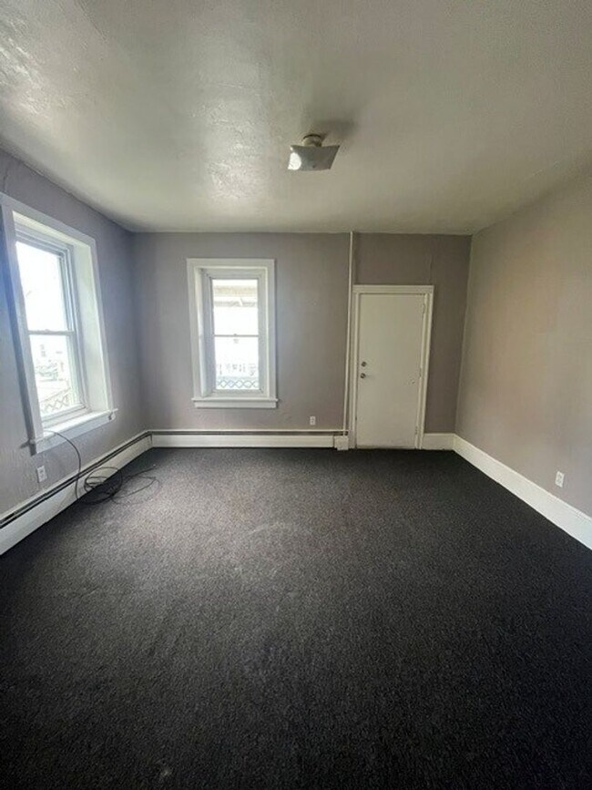 Building Photo - 3 bedroom 1 bathroom