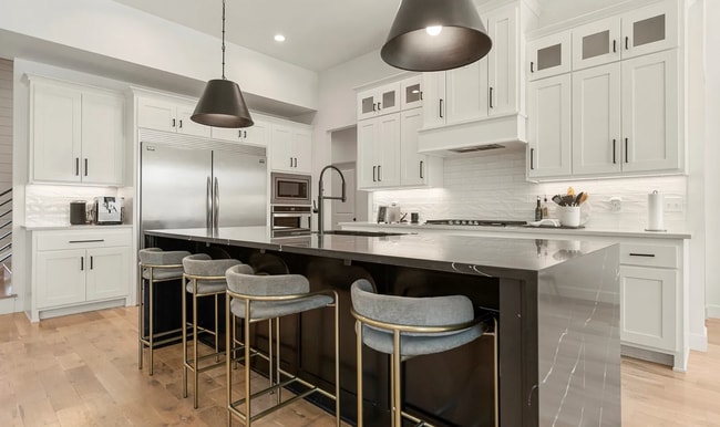 Building Photo - Gorgeous 4 bedroom & 4 Bath Luxury Home in...