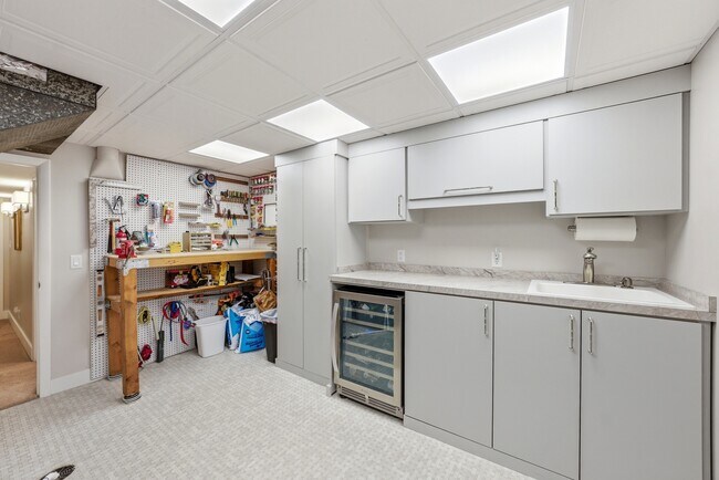 Building Photo - 2721 Wilshire Dr S