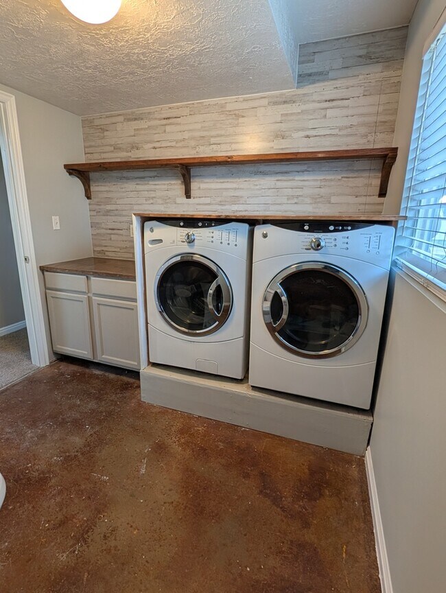 Building Photo - 5 Bedroom Home New Carpet and Paint