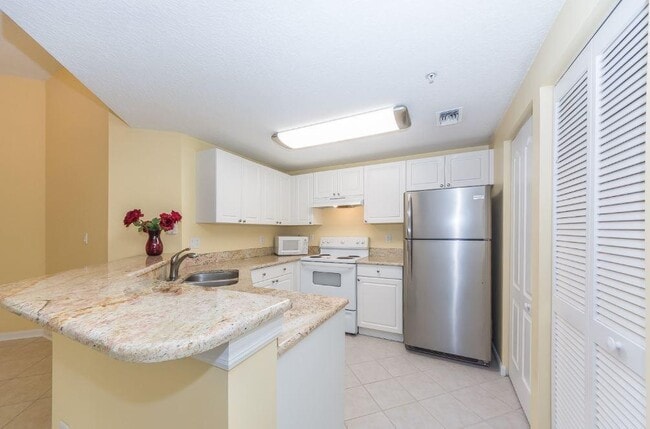Building Photo - 5080 Fairways Cir