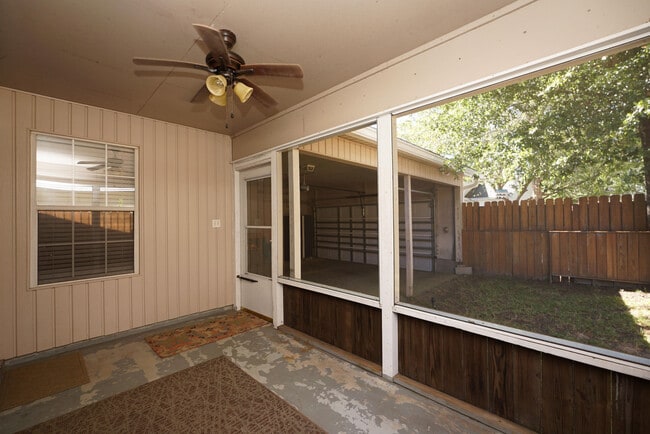 Building Photo - 243 Parkwood Cir