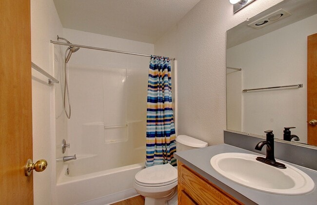 Building Photo - Spacious 3bd 2.5ba Unit in 4Plex - Avail. Now!