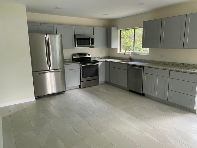 Building Photo - 255 SW Bridgeport Dr