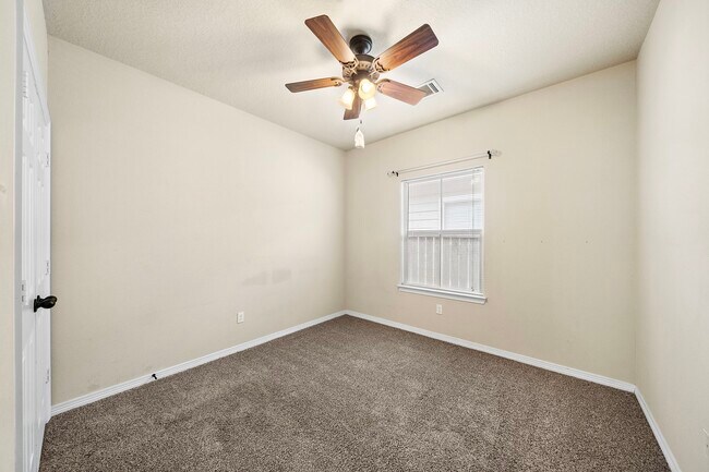 Building Photo - 18319 Hillingdon Ln