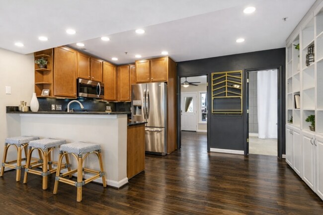 Building Photo - Bright, modern Capitol Hill 1 bed/1 bath condo with private outdoor space and secured parking