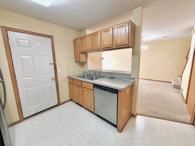 Building Photo - 2 Bedroom Townhome Nestled in The Heart of...