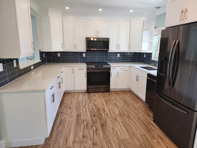 Building Photo - 2347 Eastwood Dr