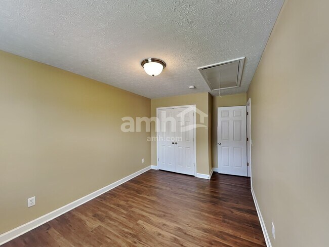 Building Photo - 6012 Mountview Dr
