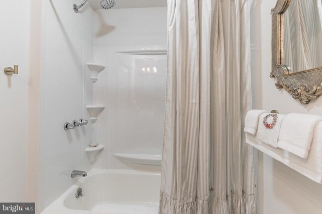 Building Photo - 3 W 1st Ave