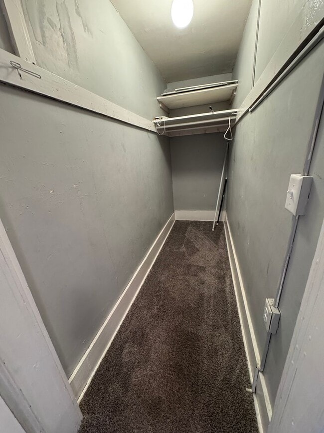 Building Photo - 618 E Locust St