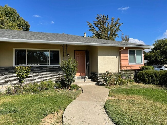 Primary Photo - Newly renovated 3/2 Home in Quiet Neighbor...
