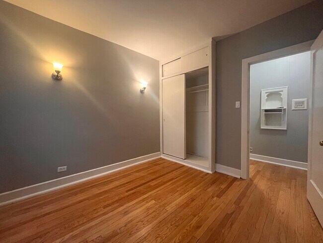 Building Photo - 1624 W Sherwin Ave