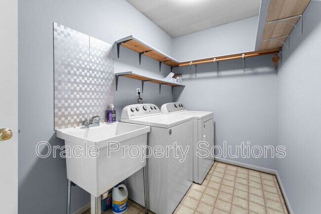 Building Photo - 8009 Frontier Dr