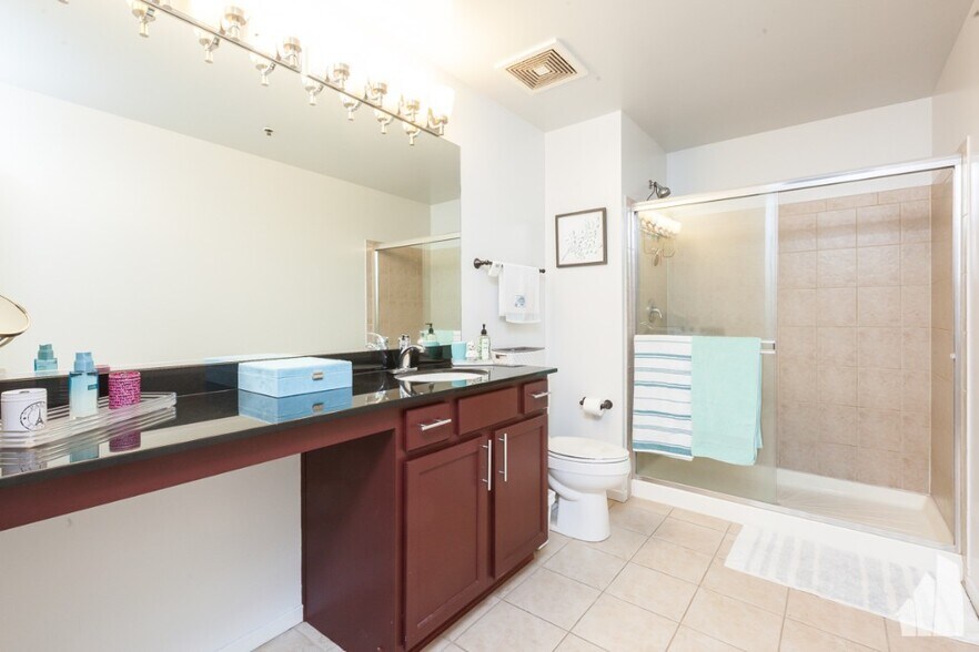 Building Photo - 933 W Van Buren St